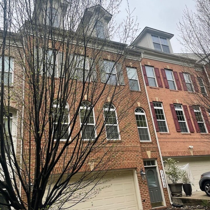 14804 Potomac Corner Ln in Rockville, MD - Foto de edificio