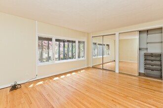 588 W Hawthorne Pl, Unit 2 in Chicago, IL - Building Photo - Building Photo