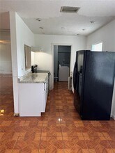 717 SW 79th Ave in North Lauderdale, FL - Foto de edificio - Building Photo