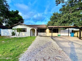 929 Derbyshire Rd in Daytona Beach, FL - Building Photo