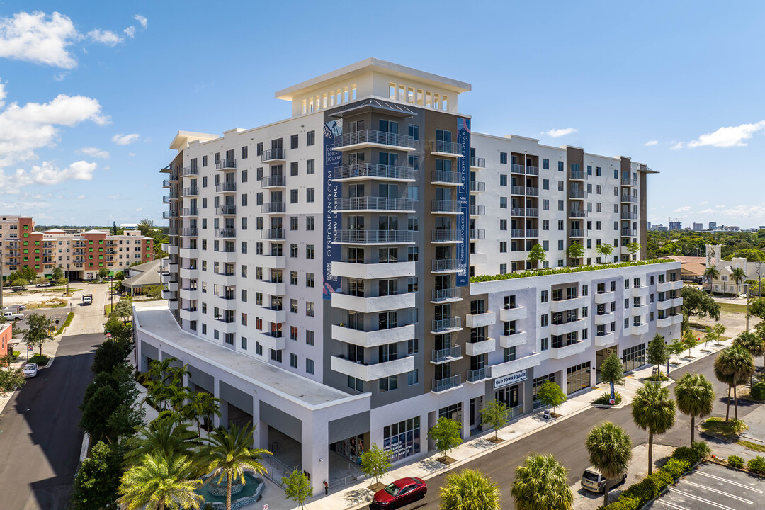 OLD TOWN SQUARE in Pompano Beach, FL - Building Photo