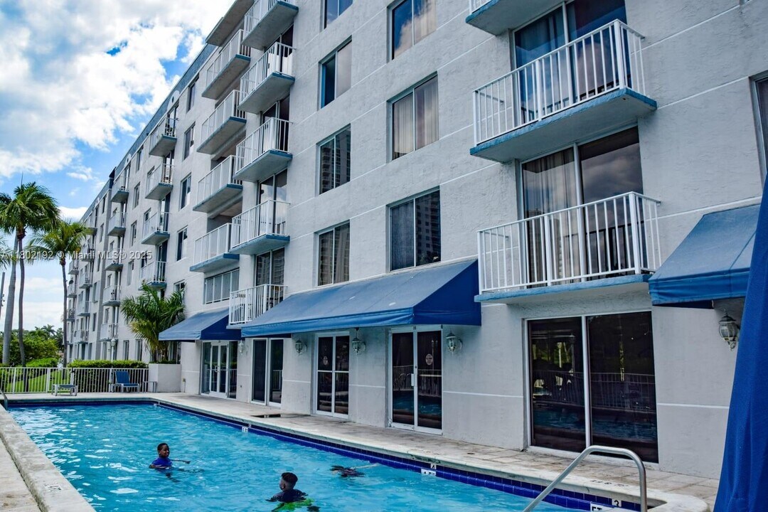 1740 NW N River Dr in Miami, FL - Building Photo