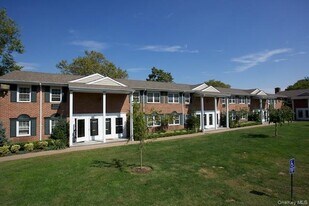 80 S Clinton Ave in Bay Shore, NY - Building Photo