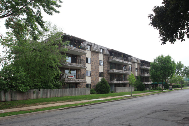 Gold Crest Apartments in Hopkins, MN - Foto de edificio - Building Photo