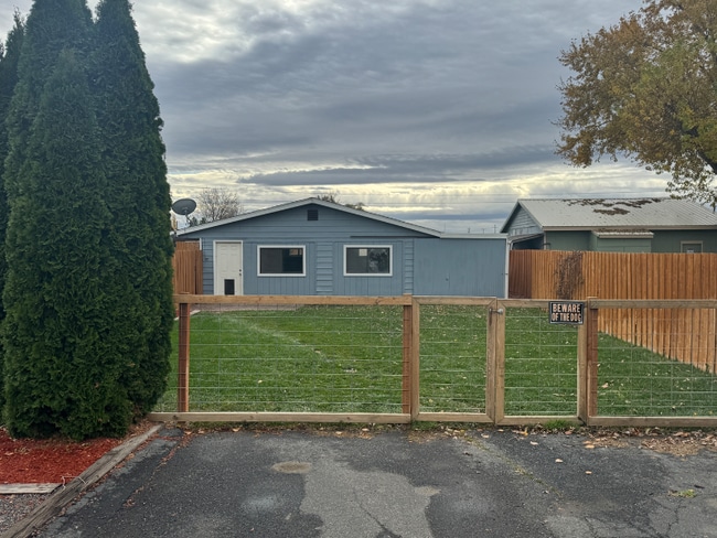 9441 Maple Dr NE in Moses Lake, WA - Foto de edificio - Building Photo