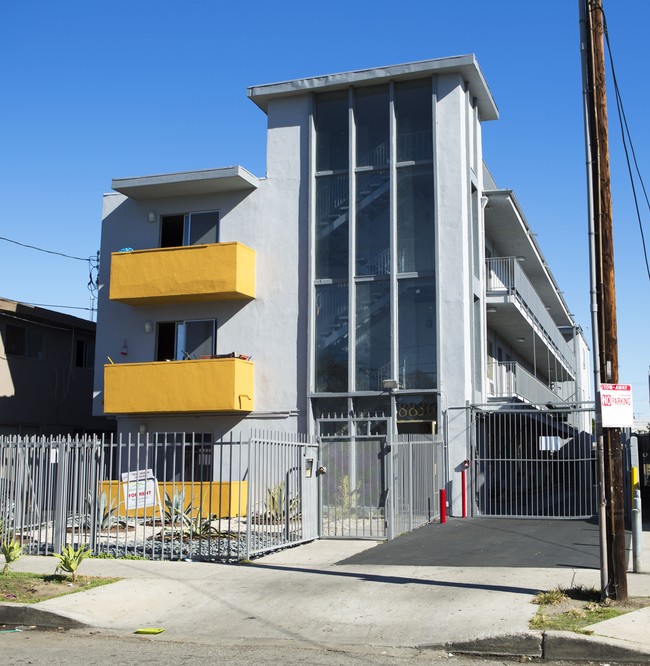 8836 Tobias Ave in Panorama City, CA - Foto de edificio - Building Photo