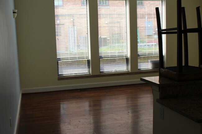 18 W State St, Unit 18 1/2 in Athens, OH - Foto de edificio - Building Photo