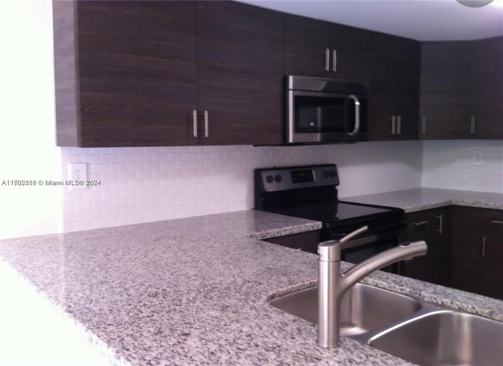 9203 Fontainebleau Blvd, Unit 108 in Miami, FL - Building Photo