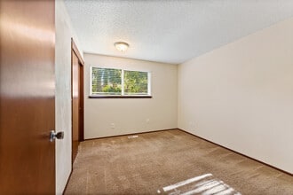 Washington Terrace Apartments in Lakewood, WA - Building Photo - Building Photo
