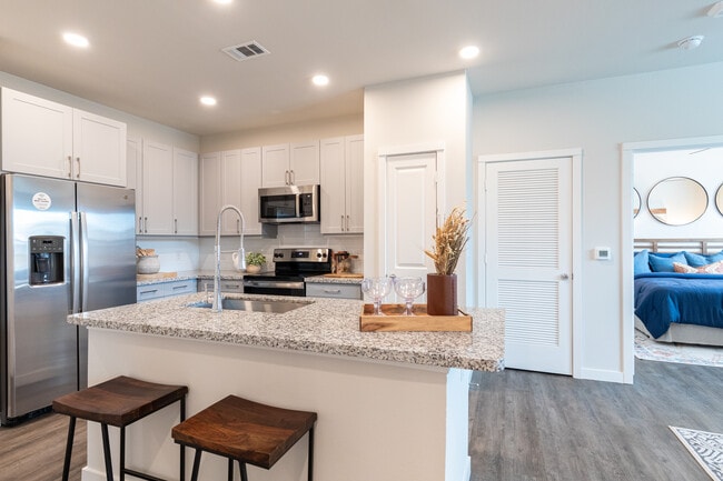 Bellrock Memorial in Houston, TX - Foto de edificio - Building Photo