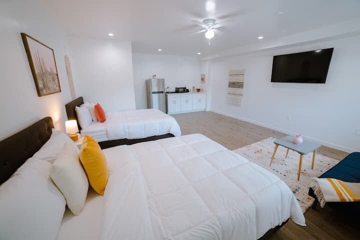 5648 Berkshire Dr in Los Angeles, CA - Building Photo