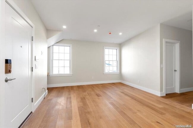 108 South St in Oyster Bay, NY - Foto de edificio - Building Photo