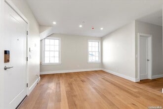 108 South St in Oyster Bay, NY - Foto de edificio - Building Photo