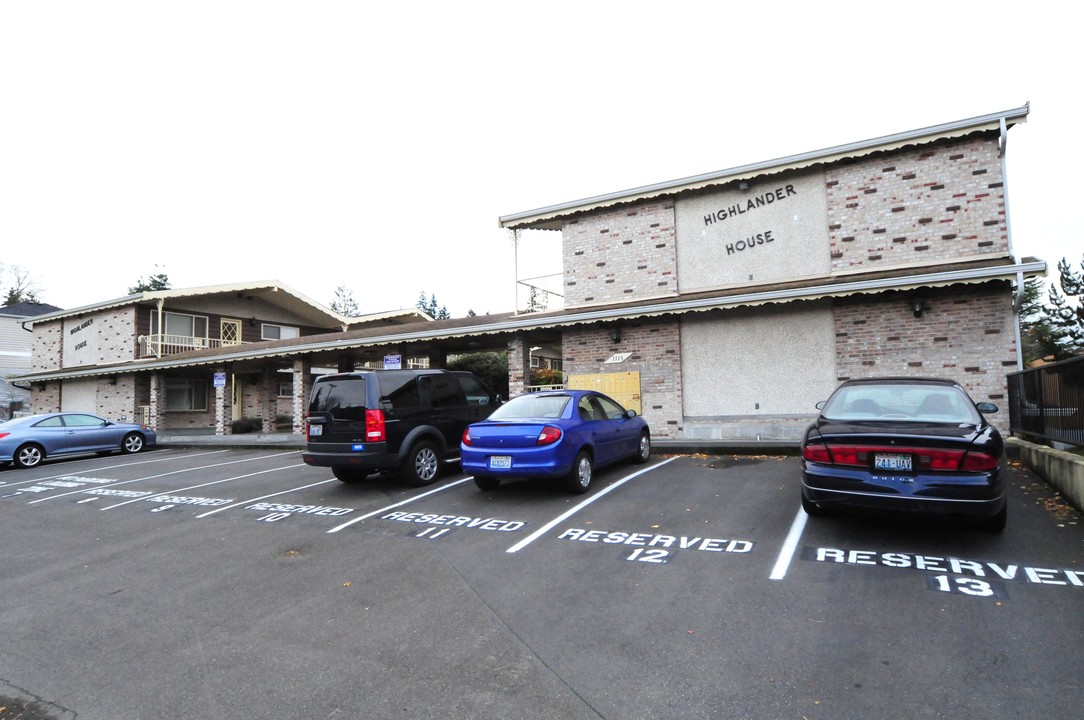 Highlander Apartments in Shoreline, WA - Building Photo