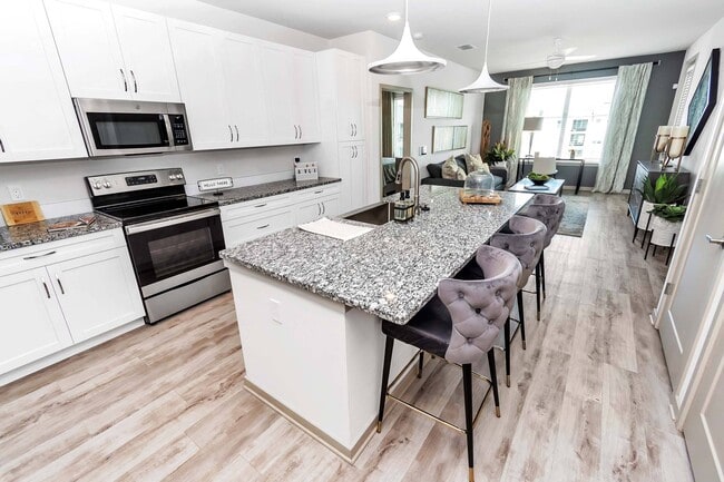 AVLI AT CROSSTOWN CENTER APARTMENTS in Tampa, FL - Building Photo - Building Photo