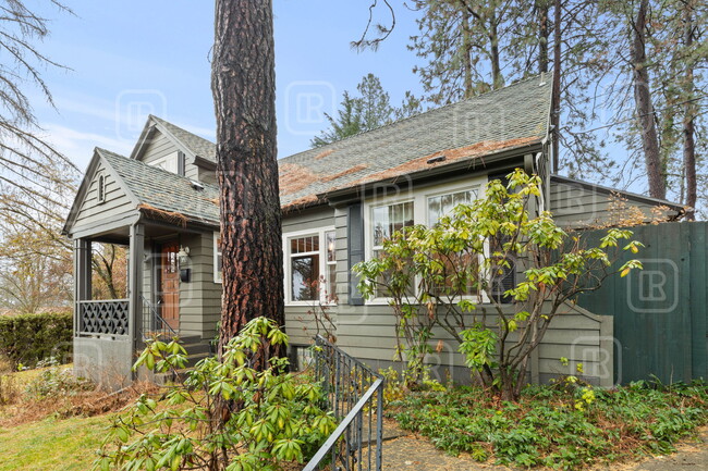 1907 S Cedar St in Spokane, WA - Foto de edificio - Building Photo