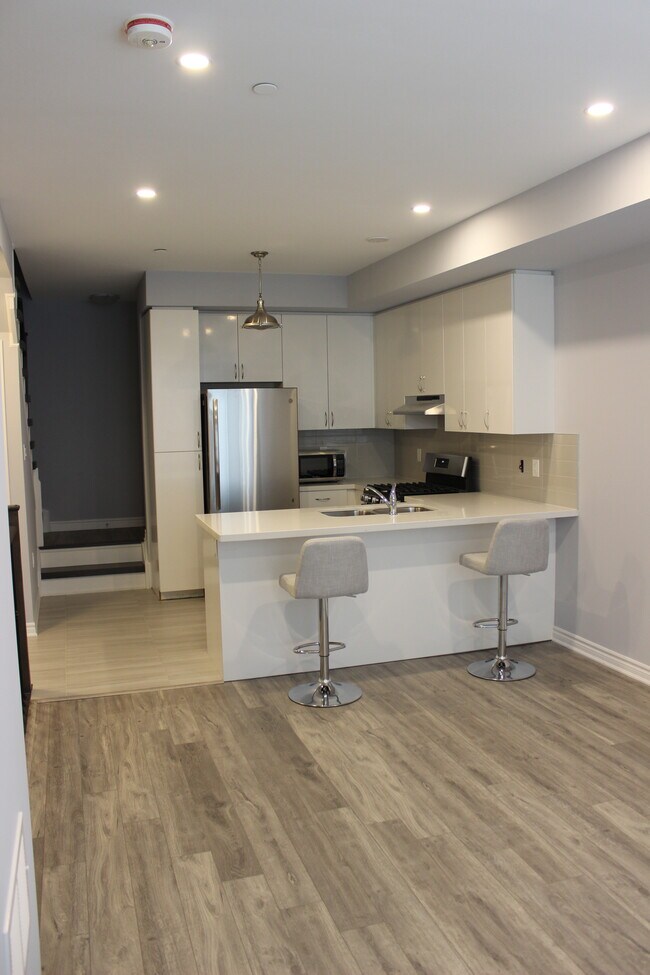 1155 Stroud Ln in Mississauga, ON - Building Photo - Building Photo