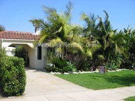 1350 S Curson Ave in Los Angeles, CA - Building Photo