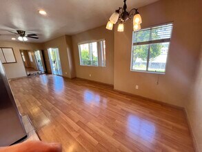 5646 La Mirada Ave, Unit 2 in Los Angeles, CA - Building Photo - Building Photo