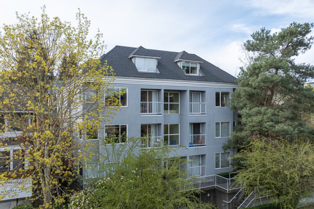 4721 19th Ave NE in Seattle, WA - Building Photo