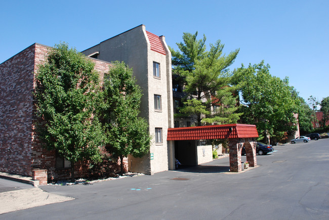 Seville Square Apartments in Pittsburgh, PA - Building Photo - Building Photo