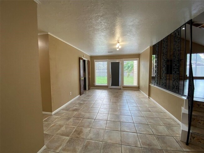 7411 Betanna Dr in Houston, TX - Building Photo - Building Photo