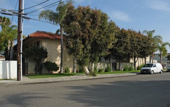 2117 Elden Ave in Costa Mesa, CA - Foto de edificio - Building Photo
