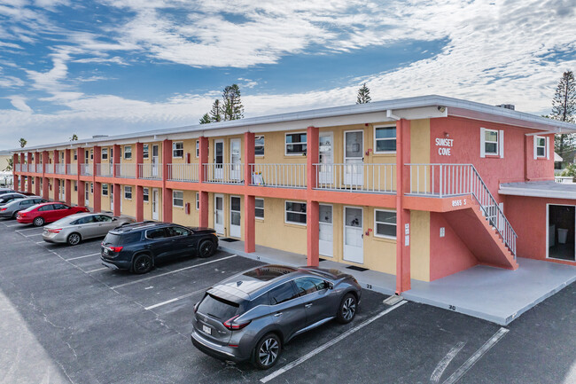 Sunset Cove in Treasure Island, FL - Building Photo - Building Photo