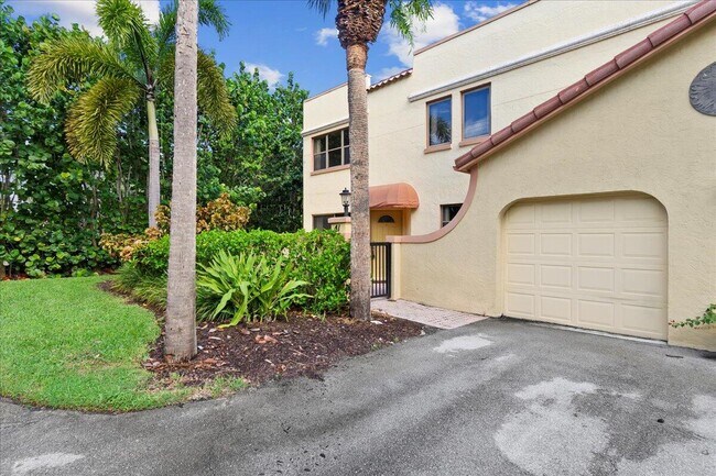 41 Uno Lago Dr in North Palm Beach, FL - Building Photo - Building Photo