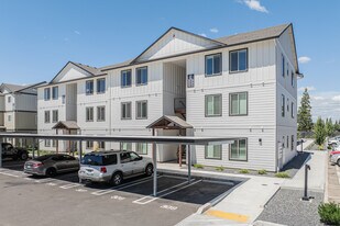 Woodburn West Apartment Homes in Woodburn, OR - Building Photo