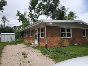 304 8th Ave in Hiawatha, IA - Building Photo - Building Photo