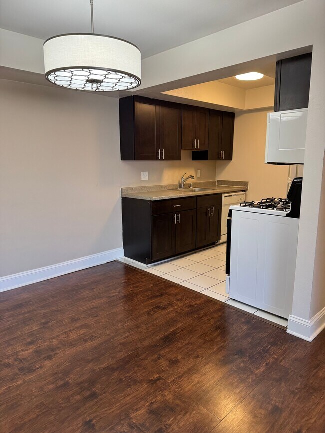 2260 N Summit Ave, Unit 205 in Milwaukee, WI - Foto de edificio - Building Photo