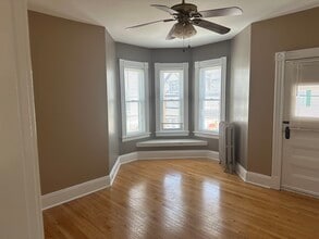 225 Gibson St, Unit 1 in Lowell, MA - Foto de edificio - Building Photo