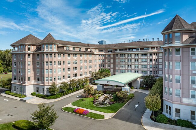 The Sinclair at Port Washington in Port Washington, NY - Foto de edificio - Building Photo