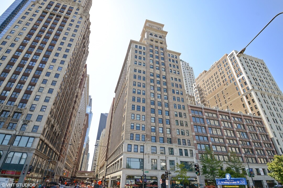 6 N Michigan Ave in Chicago, IL - Building Photo