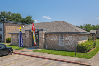 Amber Park Apartments in Groves, TX - Building Photo - Building Photo