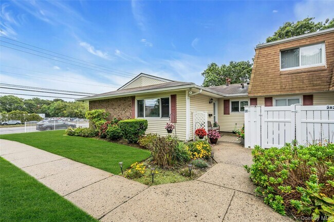 283 Storm Dr, Unit 283 in Holtsville, NY - Building Photo - Building Photo