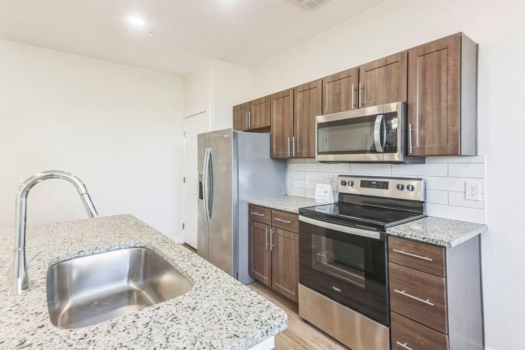 Summit at Renaissance Park in Houston, TX - Building Photo