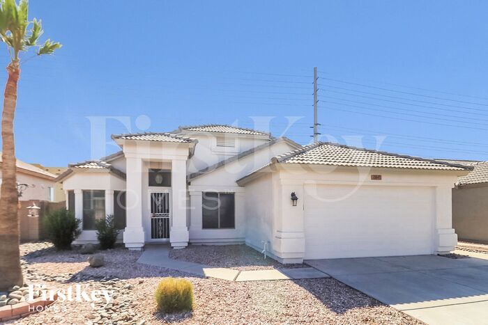 15847 N Gil Balcome St in Surprise, AZ - Foto de edificio