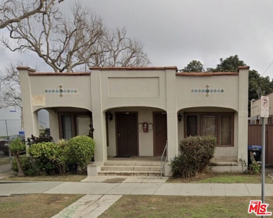 6002 S Budlong Ave in Los Angeles, CA - Building Photo
