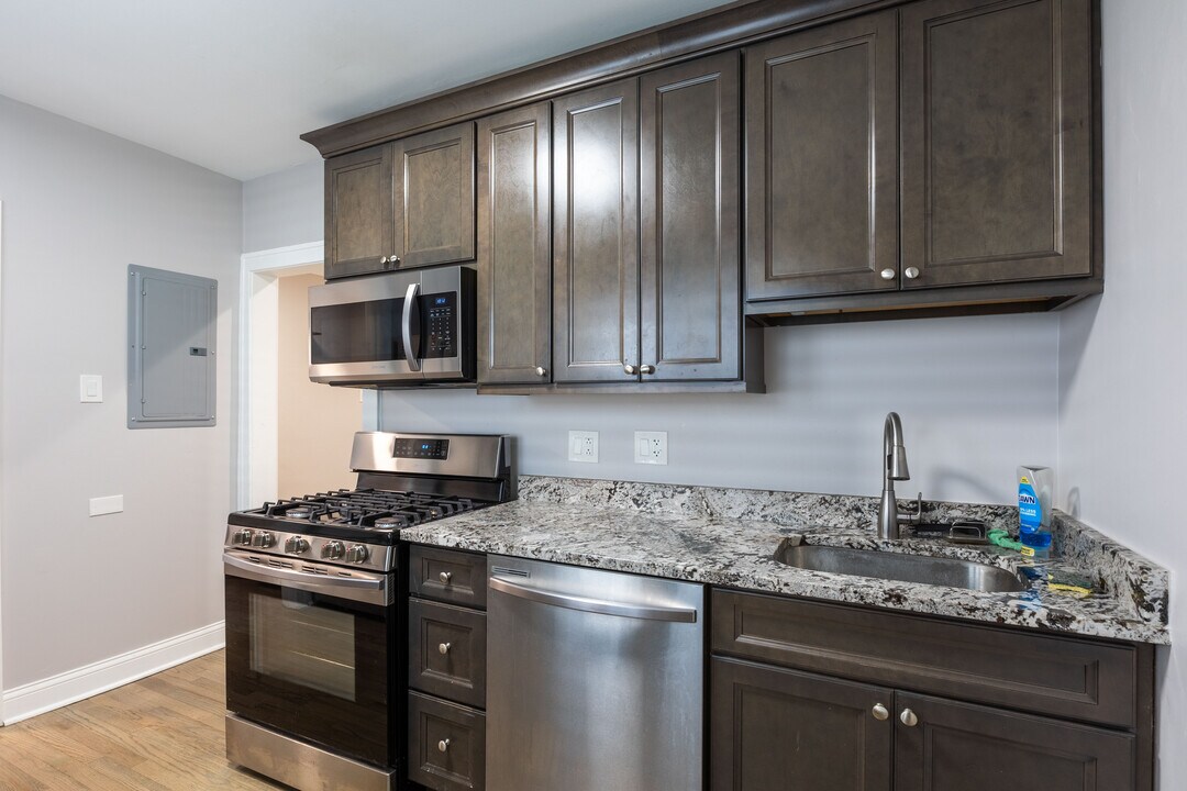 2240 N Sawyer Ave, Unit 2 in Chicago, IL - Building Photo