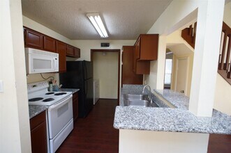 8587 Sands Point Dr in Houston, TX - Building Photo - Building Photo