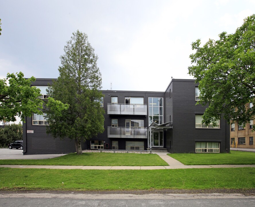 21 Torbolton Dr in Toronto, ON - Building Photo