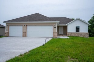 2605 S Cheri Dr in Bolivar, MO - Building Photo