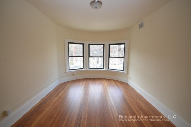 1469 Beacon St, Unit 3 in Brookline, MA - Foto de edificio - Building Photo