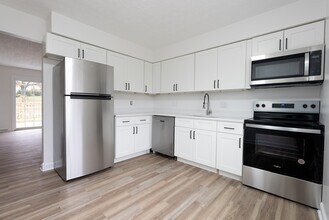 4541 Camelot Cir in Uniontown, OH - Foto de edificio - Building Photo