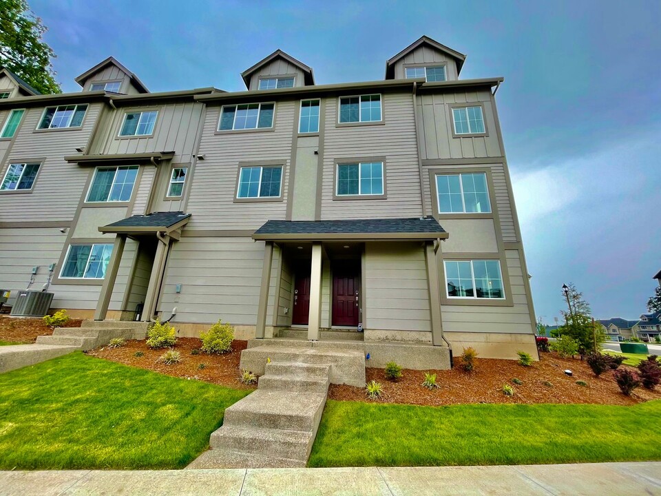 17054 SW Lemongrass Ln in Tigard, OR - Foto de edificio