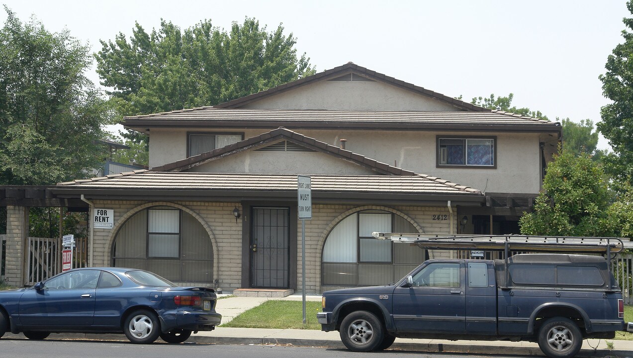 2412 L St in Antioch, CA - Foto de edificio