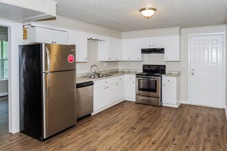 156 Cranbrook Dr in New Market, AL - Foto de edificio - Building Photo