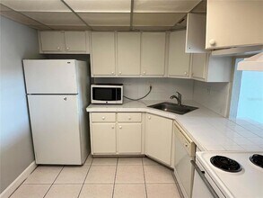 2760 Coconut Bay Ln, Unit 235 in Sarasota, FL - Foto de edificio - Building Photo